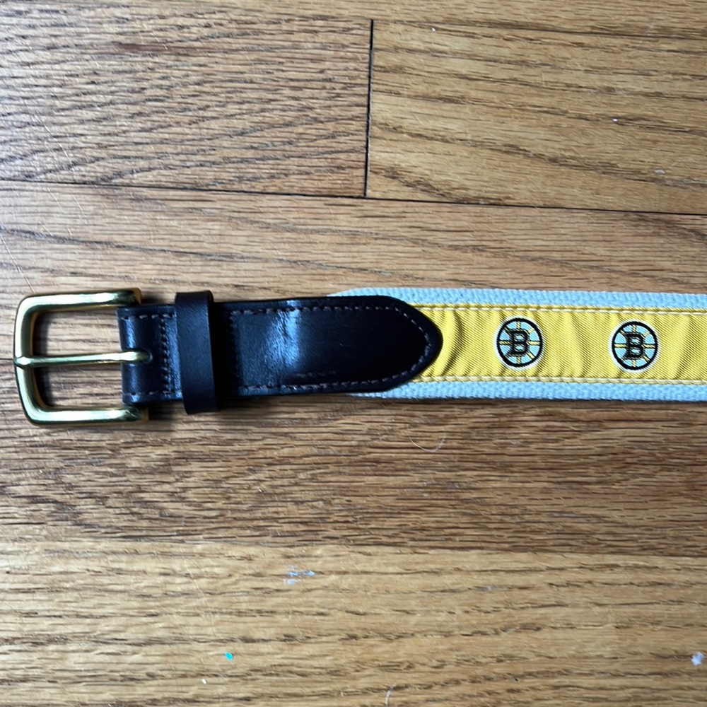 Mens Bruins Vineyard Vines belt